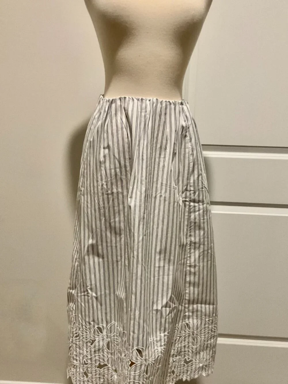 j.crew embroidered pull-on midi skirt in striped cotton poplin. size: l.